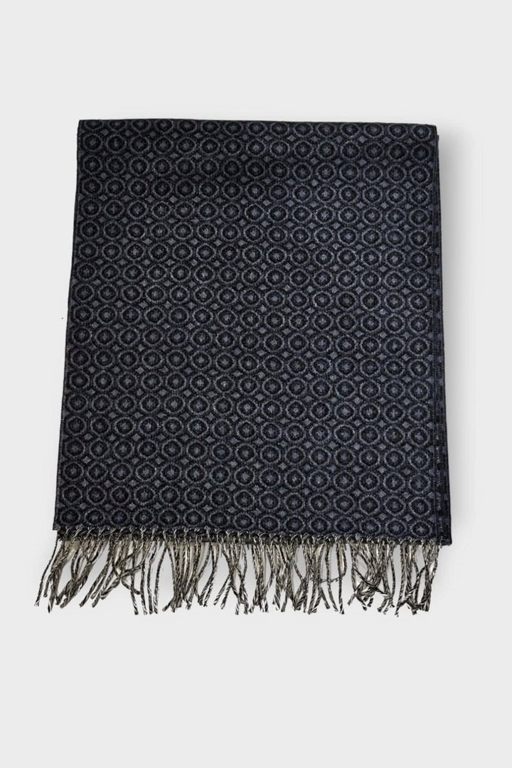 Foulard de laine marine avec motifs circulaires et franges, élégant et confortable pour toutes occasions.