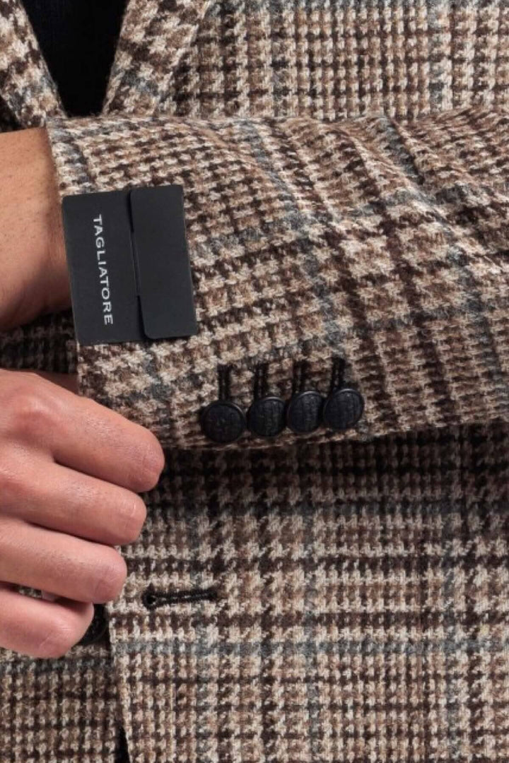 Veston à motif pays de galles avec boutons noirs et étiquette Tagliatore, mettant en valeur la coupe élégante.