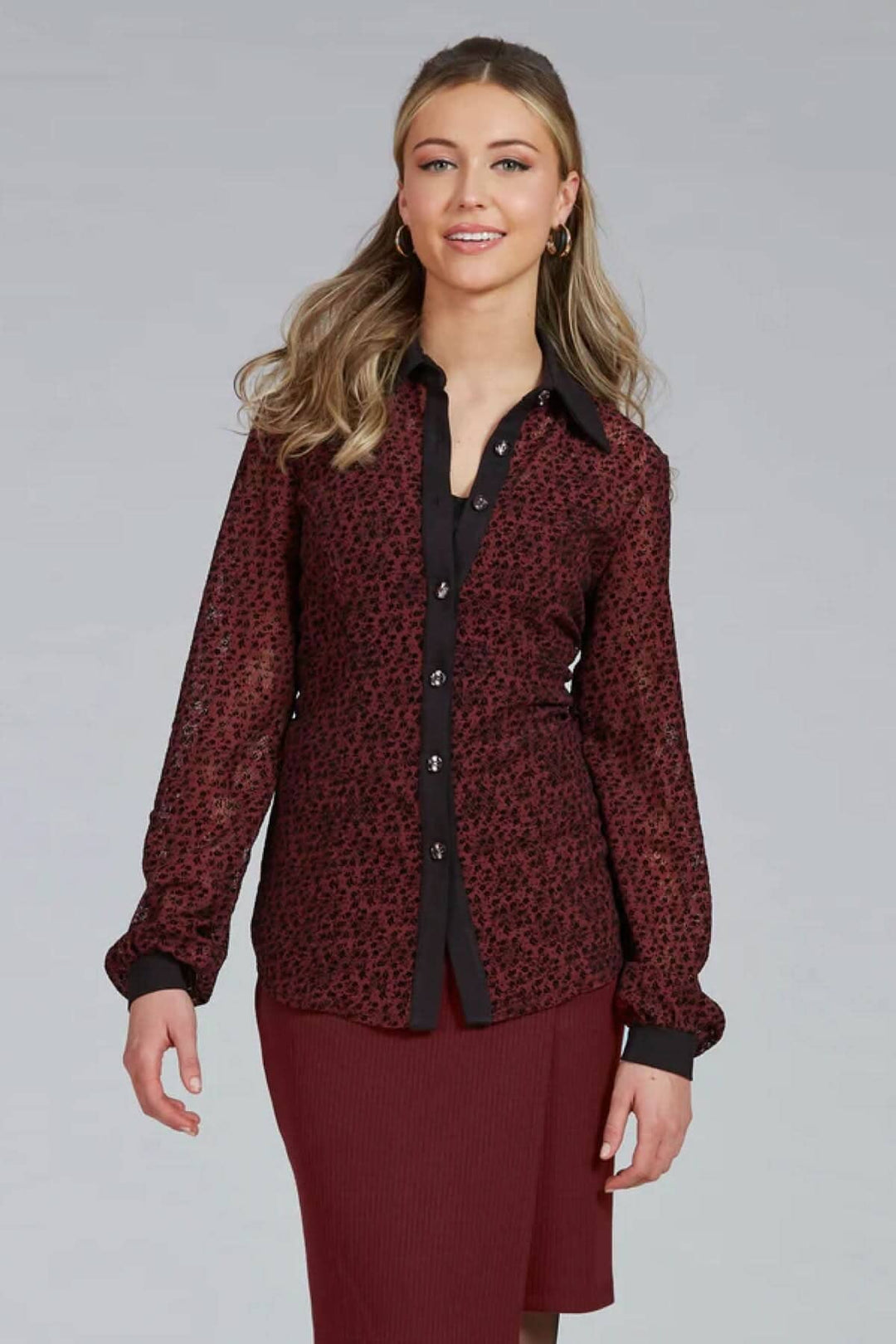 Blouse Rosalie à imprimé floral, boutons à l'avant, manches longues, idéale pour un look de bureau.