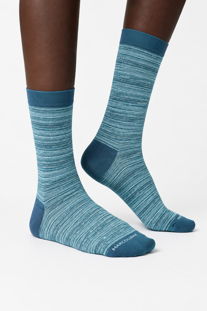 Vue de détail bas chinés en lin bleu clair avec texture Marcoliani pour homme - Valérie Simon