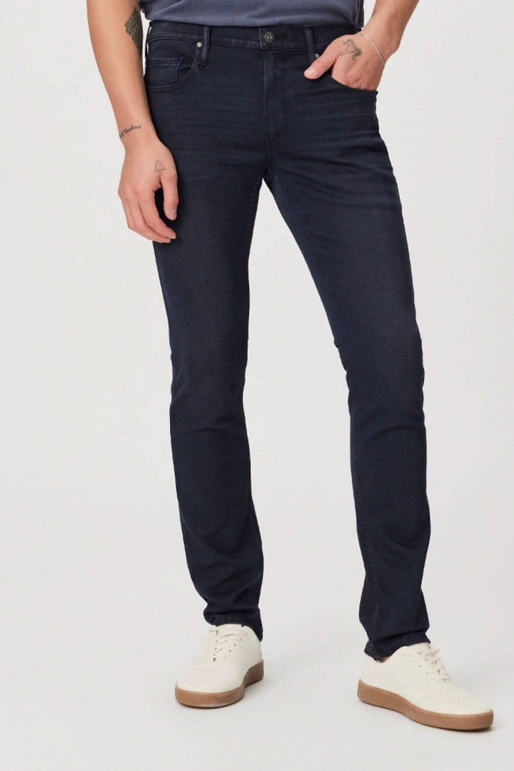 Jean slim foncé de la marque Jean Lennox Coburn, parfait pour un style quotidien et confortable.