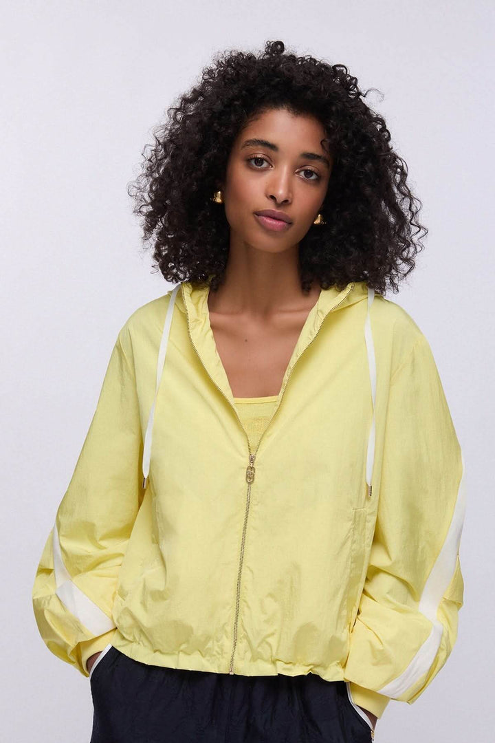 Veste légère à capuche zippée