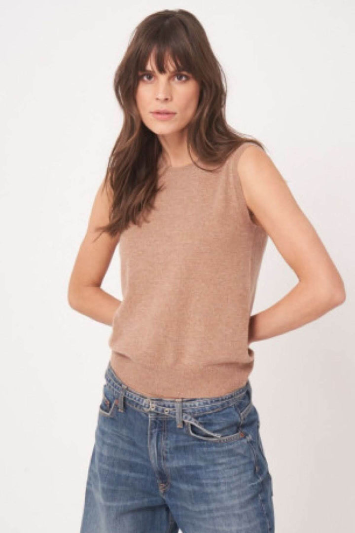 Femme portant un débardeur en tricot élégant en cachemire, parfaite superposition pour chemises et vestons, chaleur et confort.