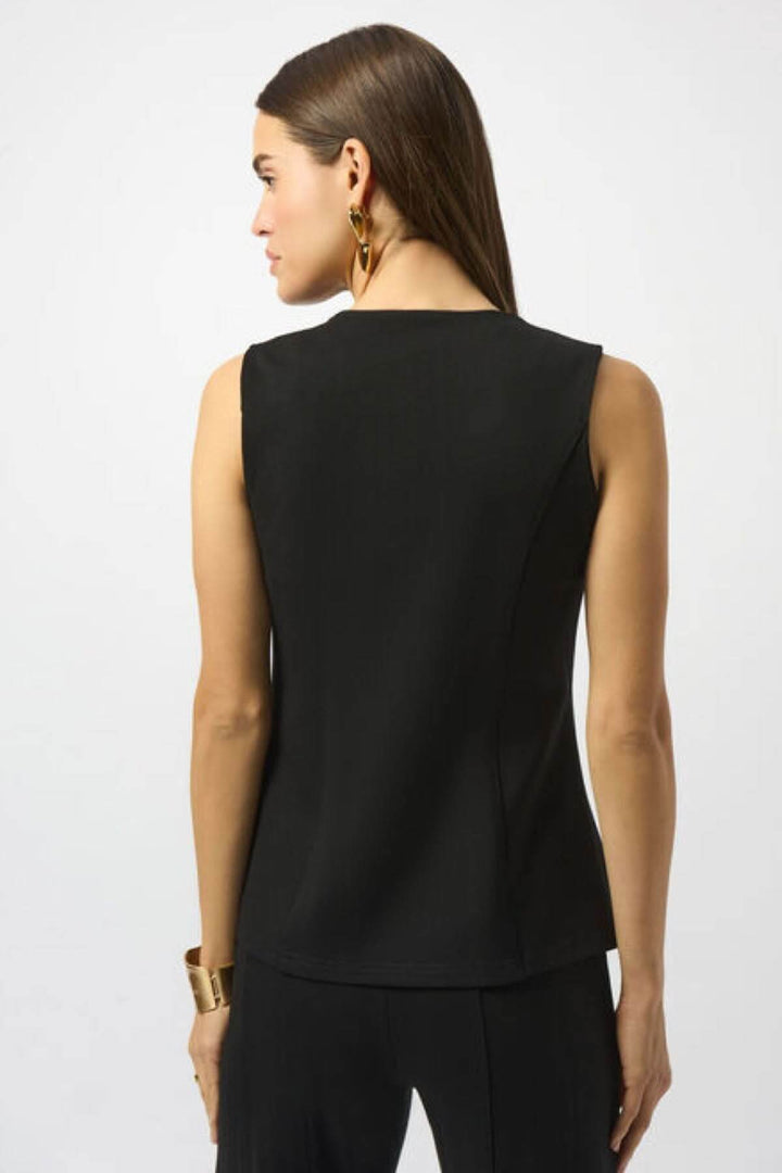 Femme portant une veste sans manches noire, vue de dos, élégante et chic.