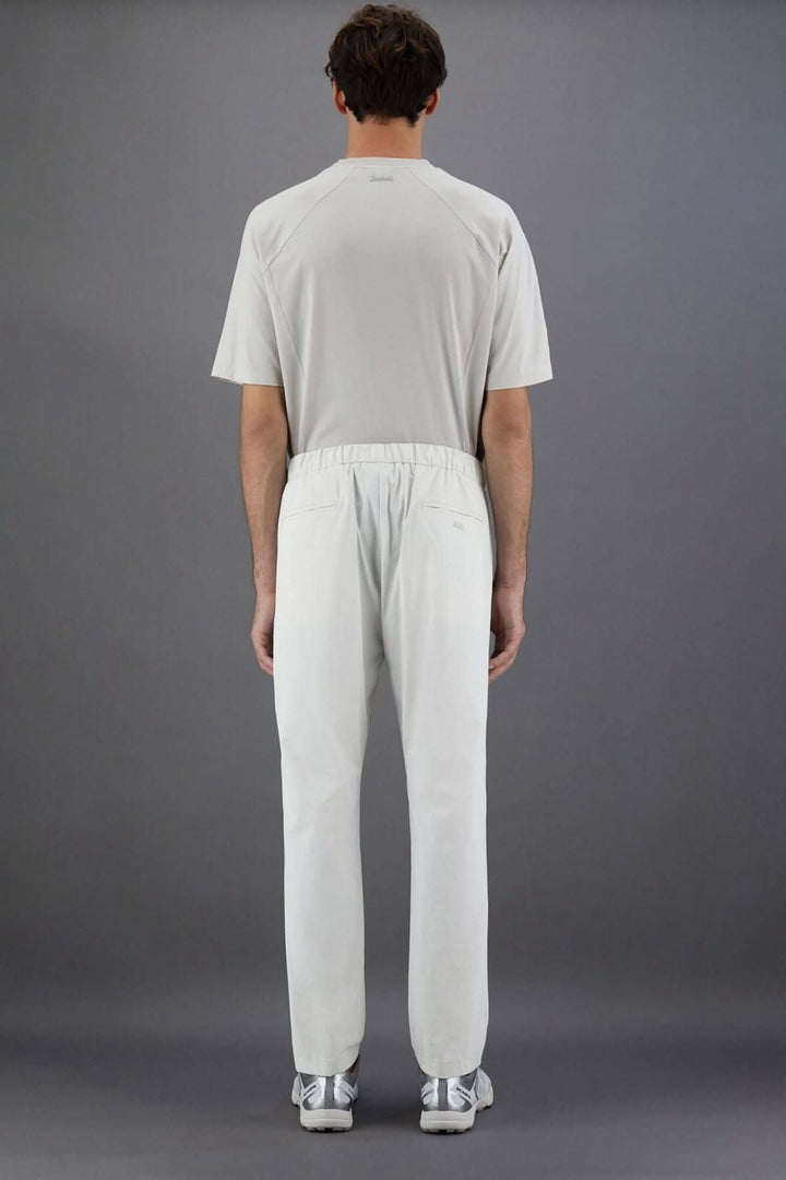 Homme de dos portant le pantalon Laminar en nylon avec cordon de serrage, style sportif et sophistiqué.