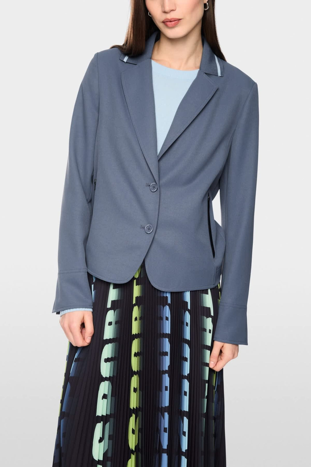 Vue de côté veston Marc Cain pour femme beige avec boutons dorés - Valérie Simon