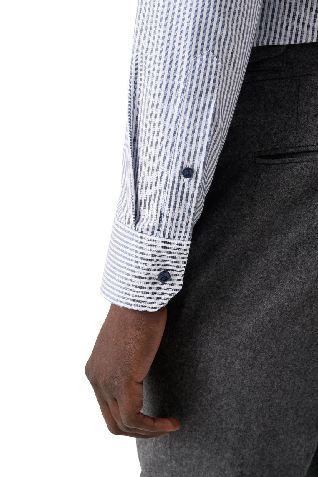Chemise lignée élégante et intemporelle, manches à rayures bleu marine sur fond clair, col cutaway, tissu doux, coupe moderne.
