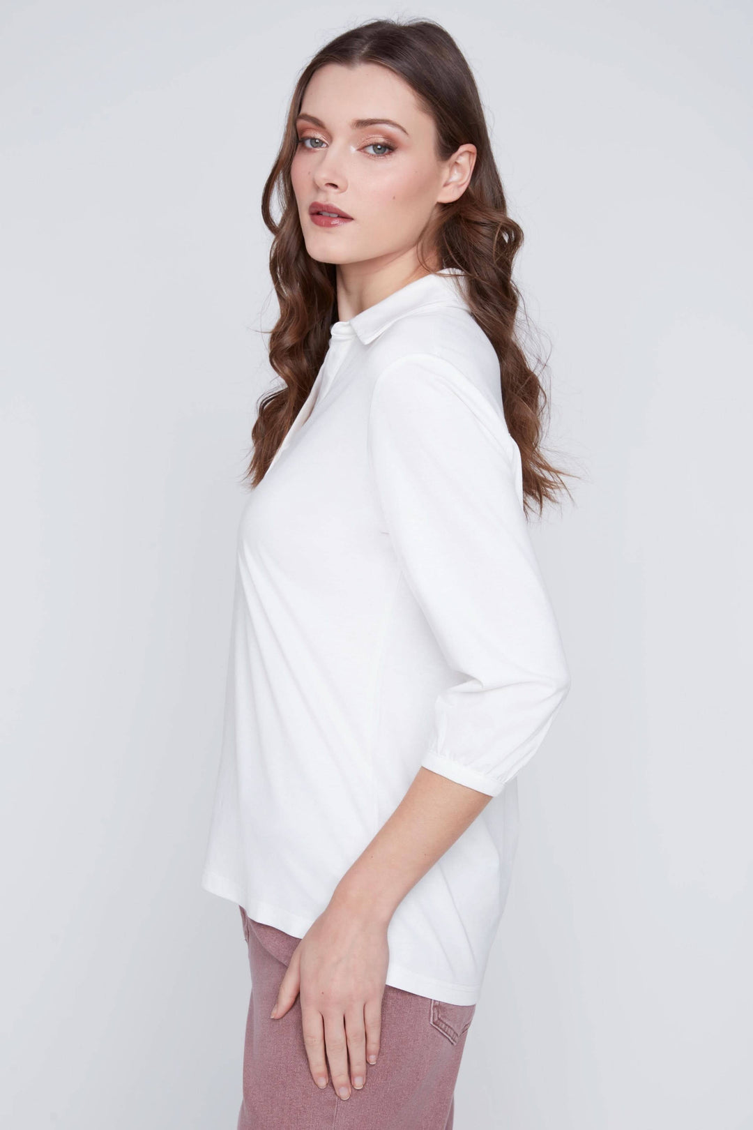 Blouse blanche à manches 3/4, encolure en V, coupe droite pour un look élégant et décontracté.