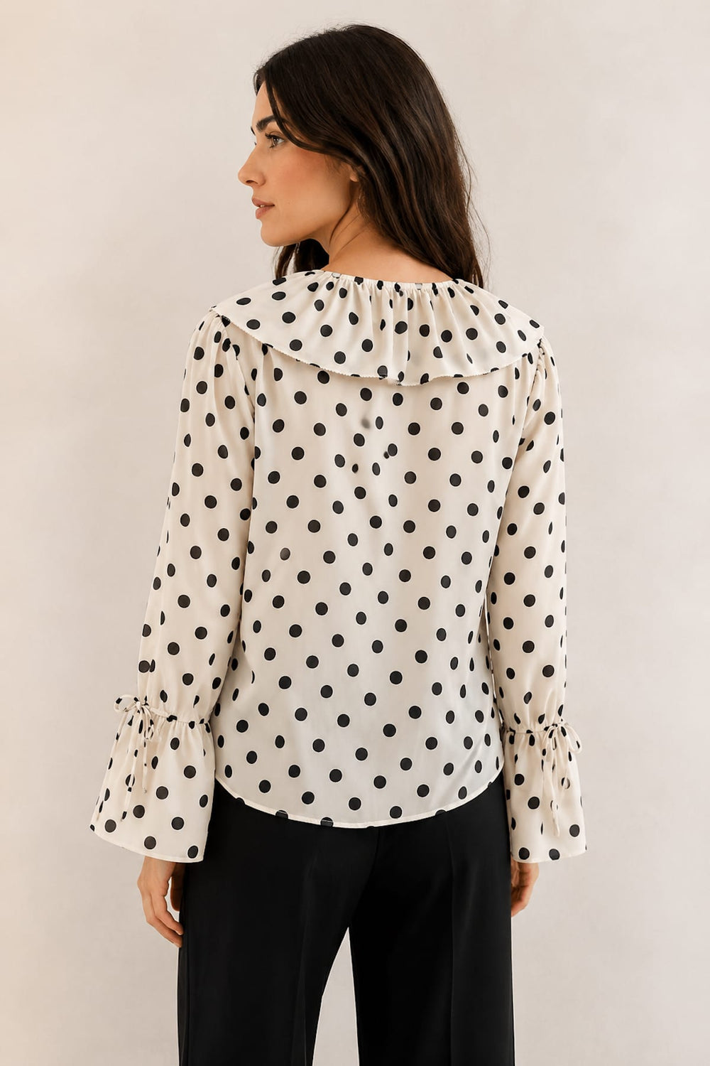 Vue de face blouse à pois noir sans col avec col volanté Oui femme - Valérie Simon