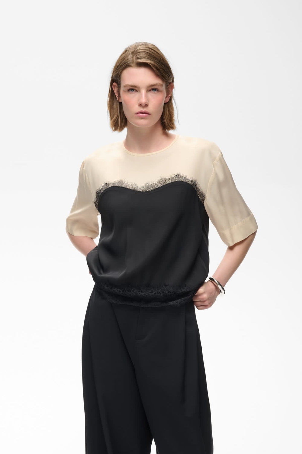 Vue de face blouse sans col en dentelle Mapple Inwear blanche avec détails floraux - Valérie Simon