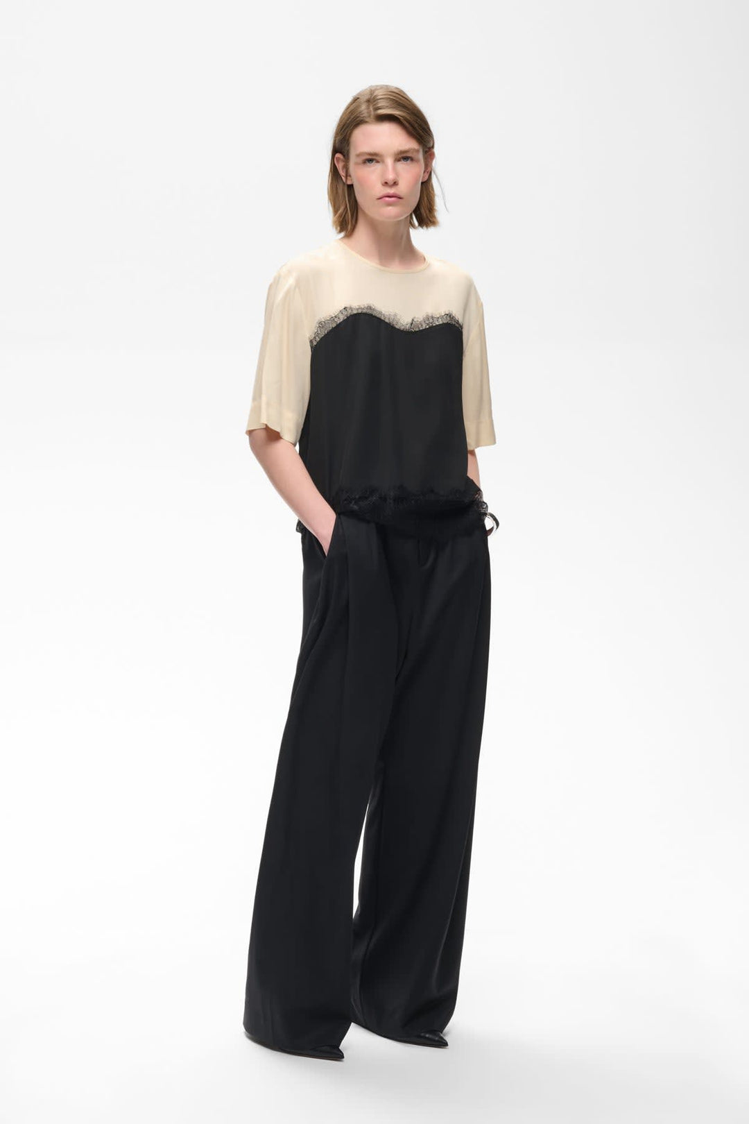 Vue de face blouse dentelle Inwear pour femme rouge avec détails fleuris - Valérie Simon