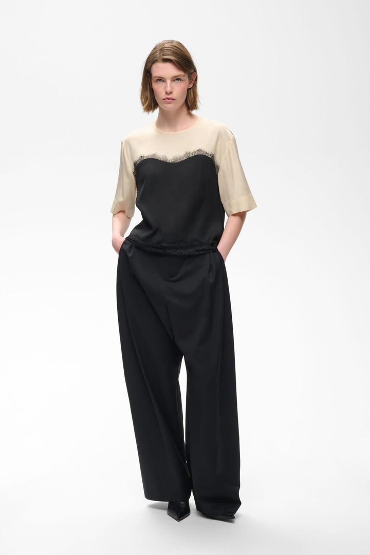 Vue de face blouse sans col dentelle blanche Mapple Inwear pour femme - Valérie Simon