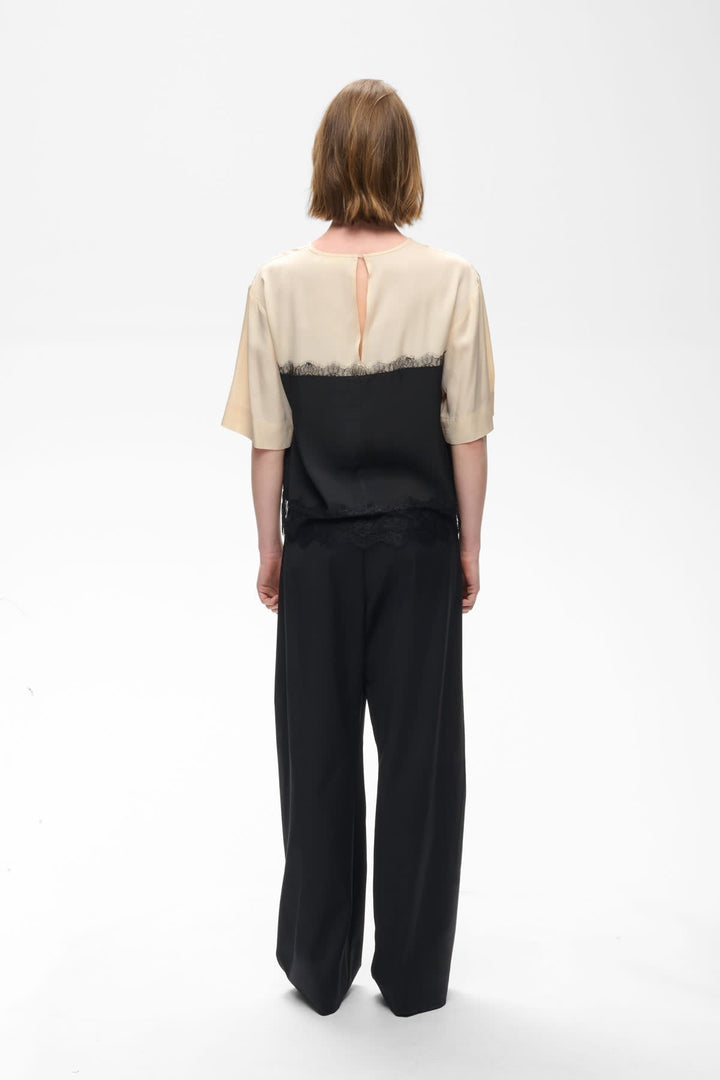 Vue de face blouse dentelle Inwear pour femme blanche avec détails floraux - Valérie Simon
