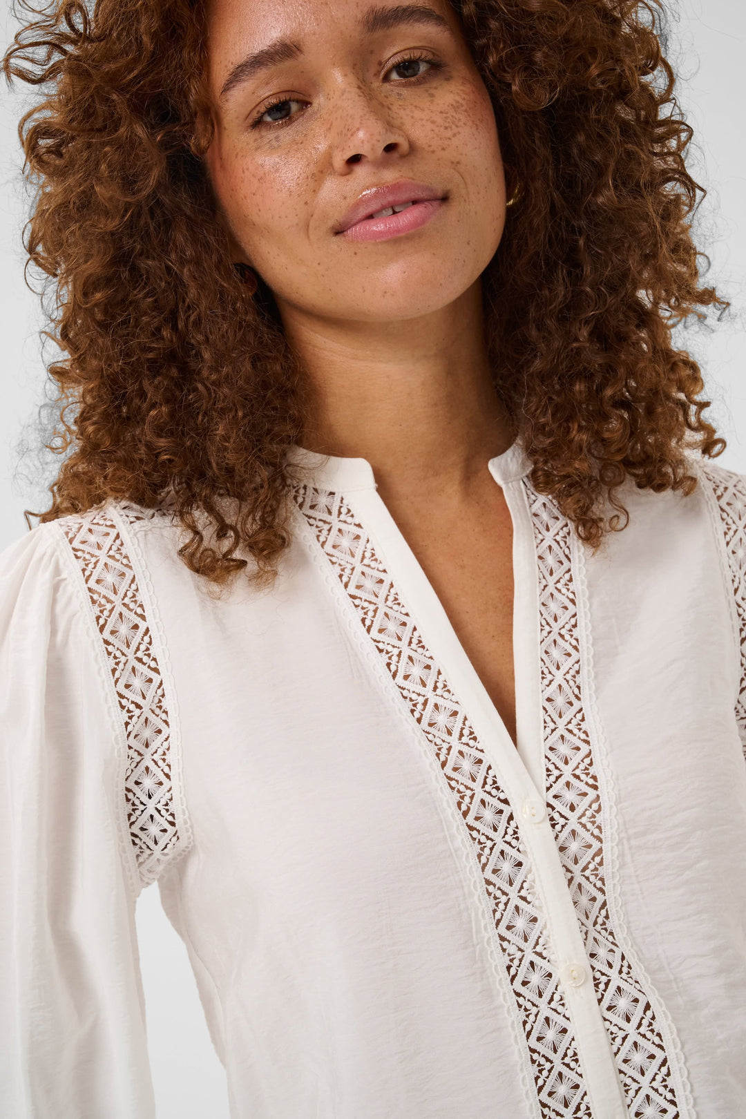 Front view of the Kaffe collarless blouse for women Pink with lace details - Valérie Simon