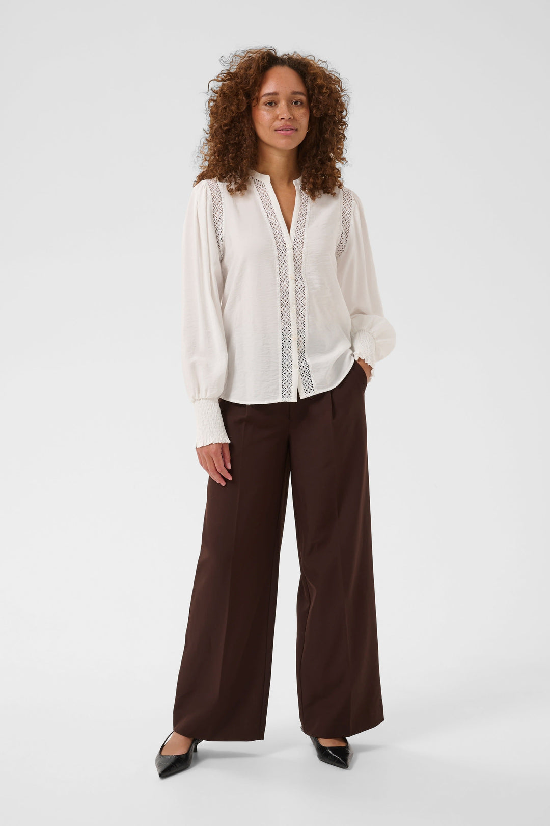 Front view of the Kaffe Delia blouse with white lace detail for women - Valérie Simon
