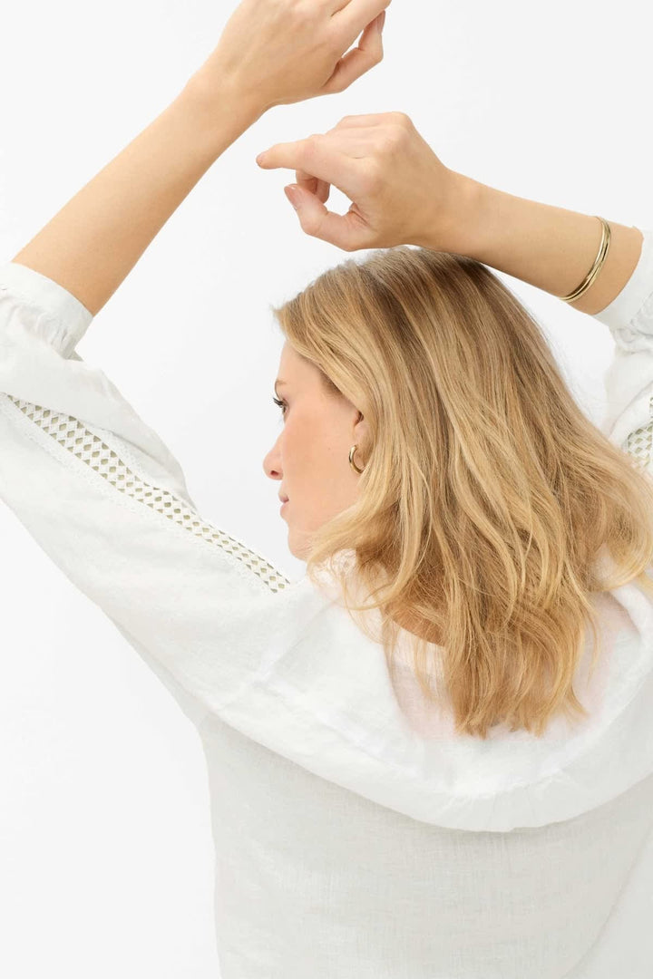Vue de face blouse en lin manches ajourées Brax pour femme beige - Valérie Simon
