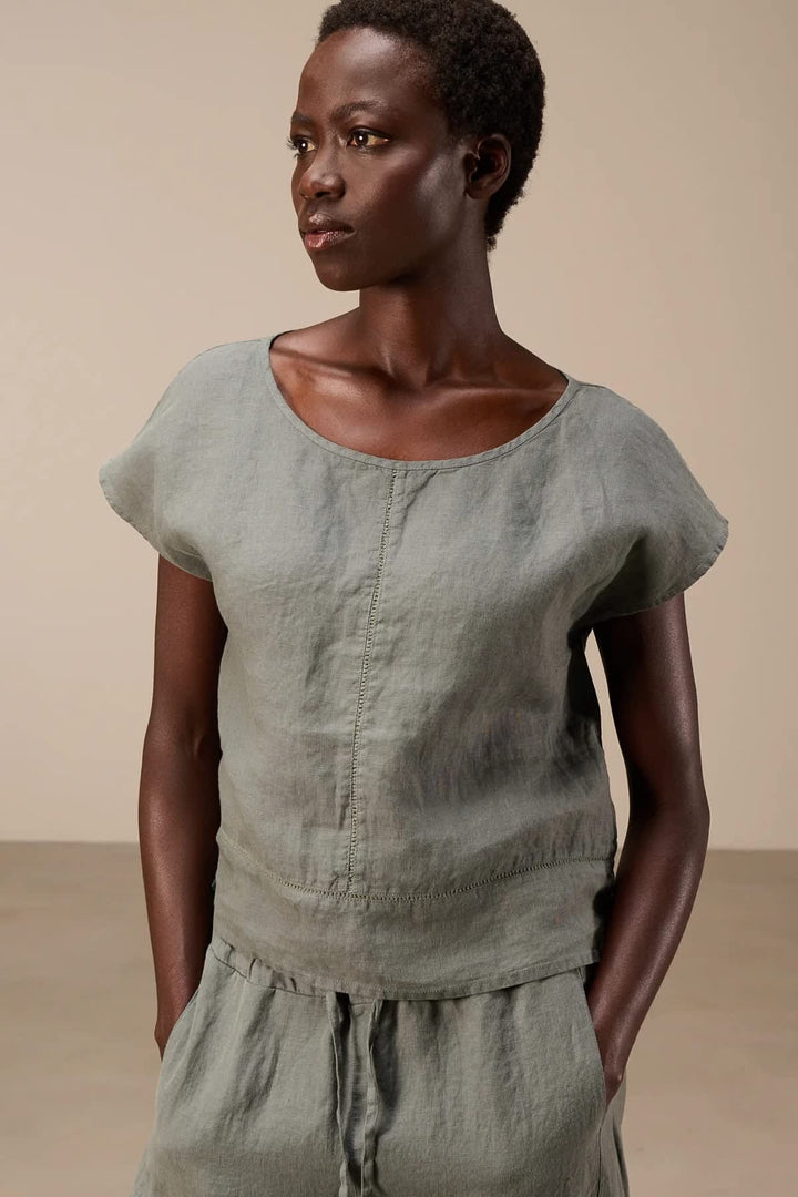 Front view of the Nile linen blouse for women in white with delicate short sleeves - Valérie Simon