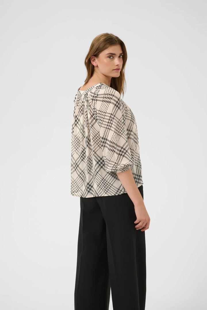 Vue de face blouse fluide à motif Catin Part Two pour femme avec imprimés colorés - Valérie Simon
