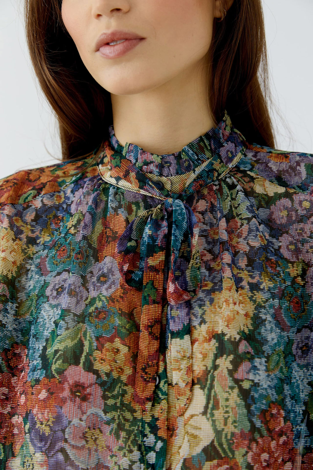 Vue de face blouse imprimée Oui pour femme avec motifs floraux multicolores - Valérie Simon