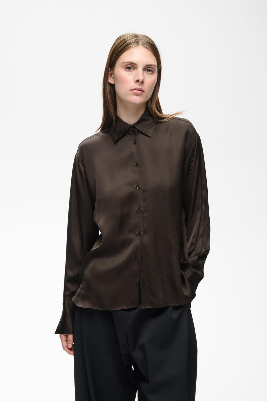 Vue de face blouse satinée Pauline Inwear femme bleu col élégant - Valérie Simon