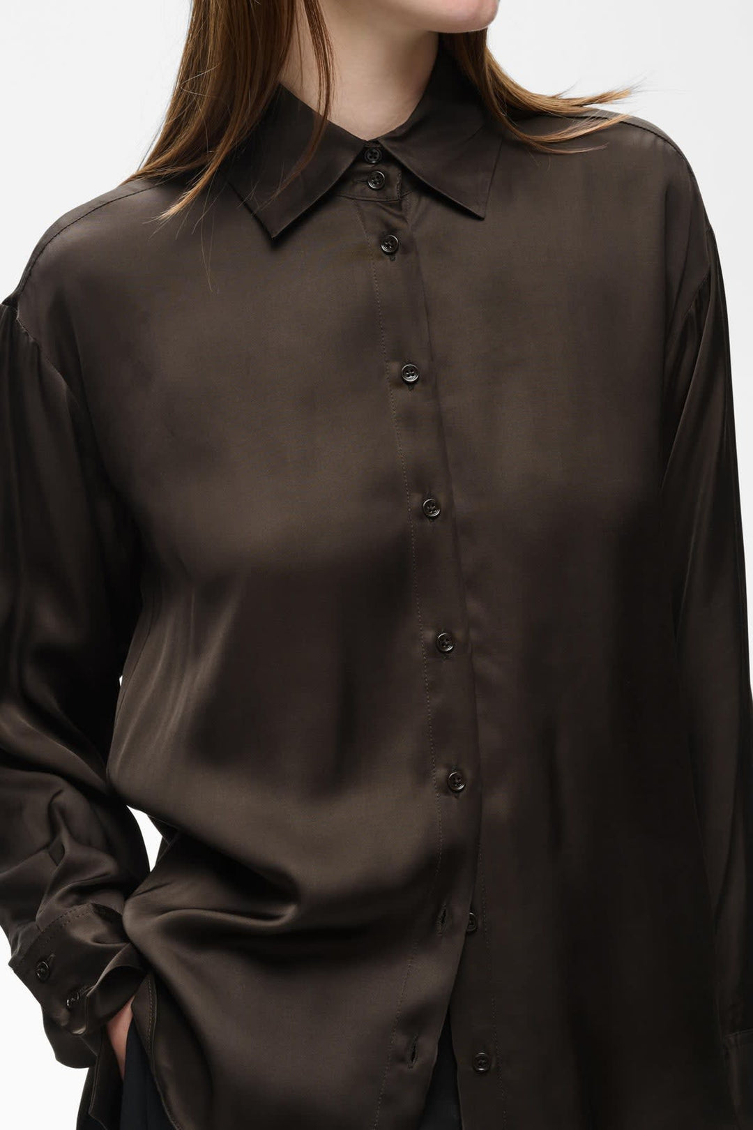 Vue de face blouse satinée Inwear Pauline pour femme beige avec col distinctif - Valérie Simon