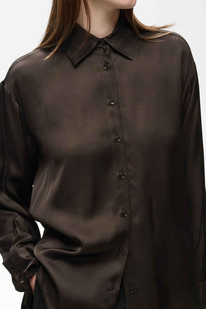 Vue de face blouse satinée Inwear Pauline pour femme beige avec col distinctif - Valérie Simon