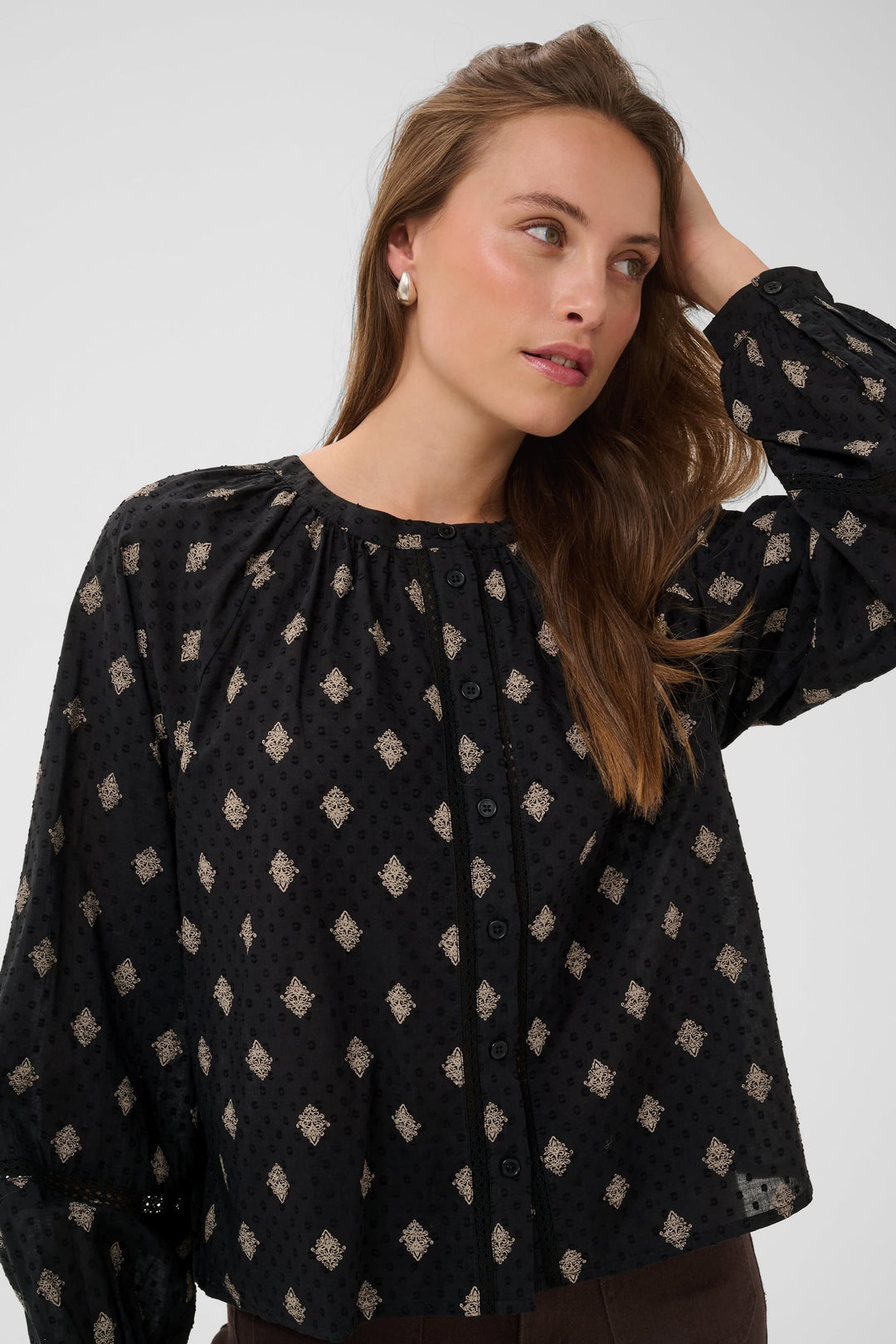 Front view of the Wila blouse with puff sleeves in a pastel floral print by Kaffe for women - Valérie Simon