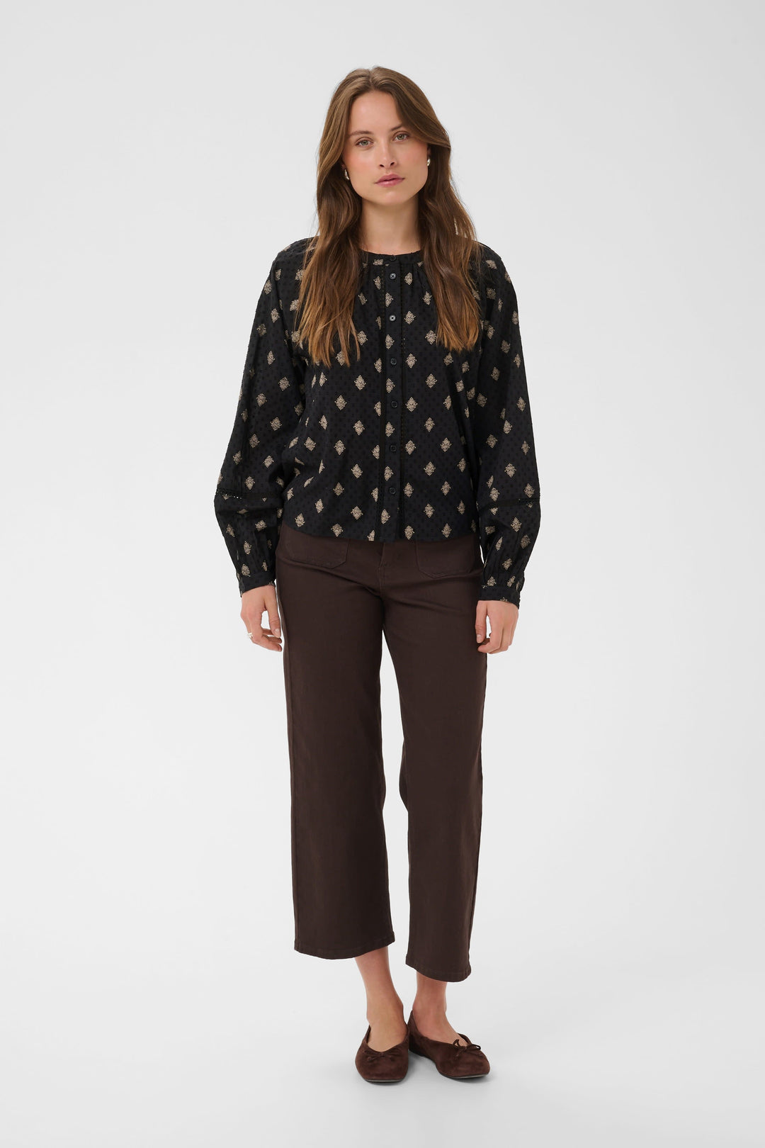 Side view of the Wila Kaffe-print blouse for women with colorful puff sleeves - Valérie Simon