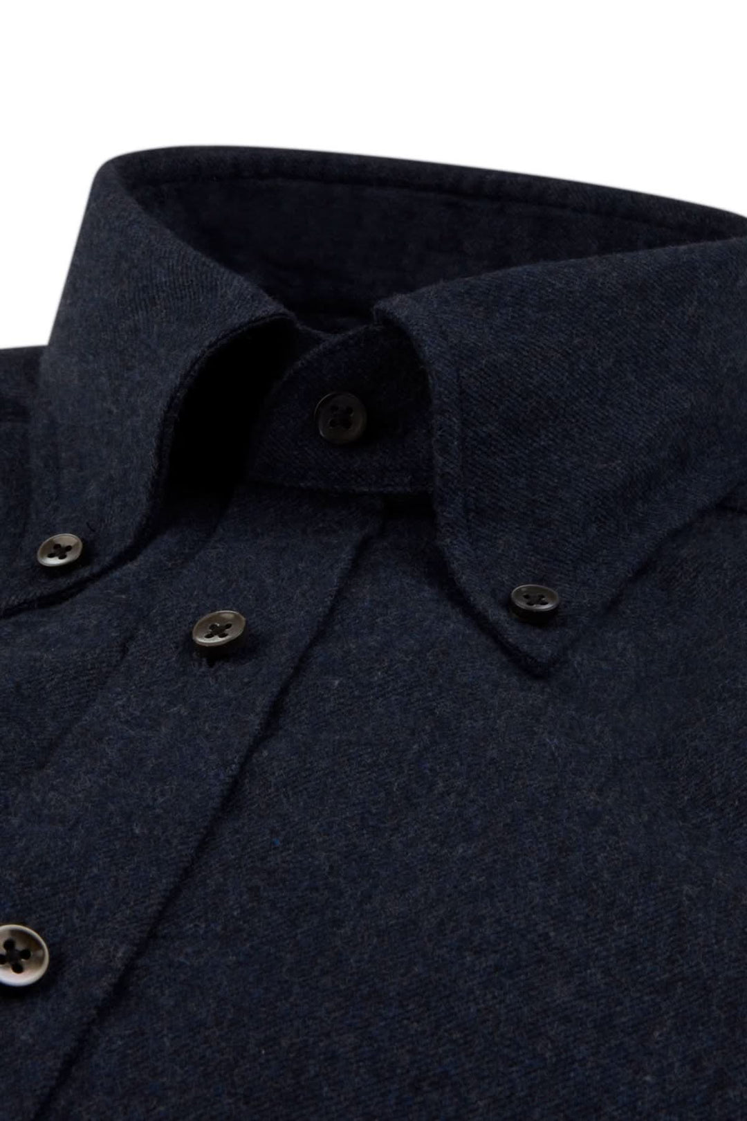 Chemise en flanelle coton à col boutonné en tissu double retors avec boutons en nacre, vue de près.
