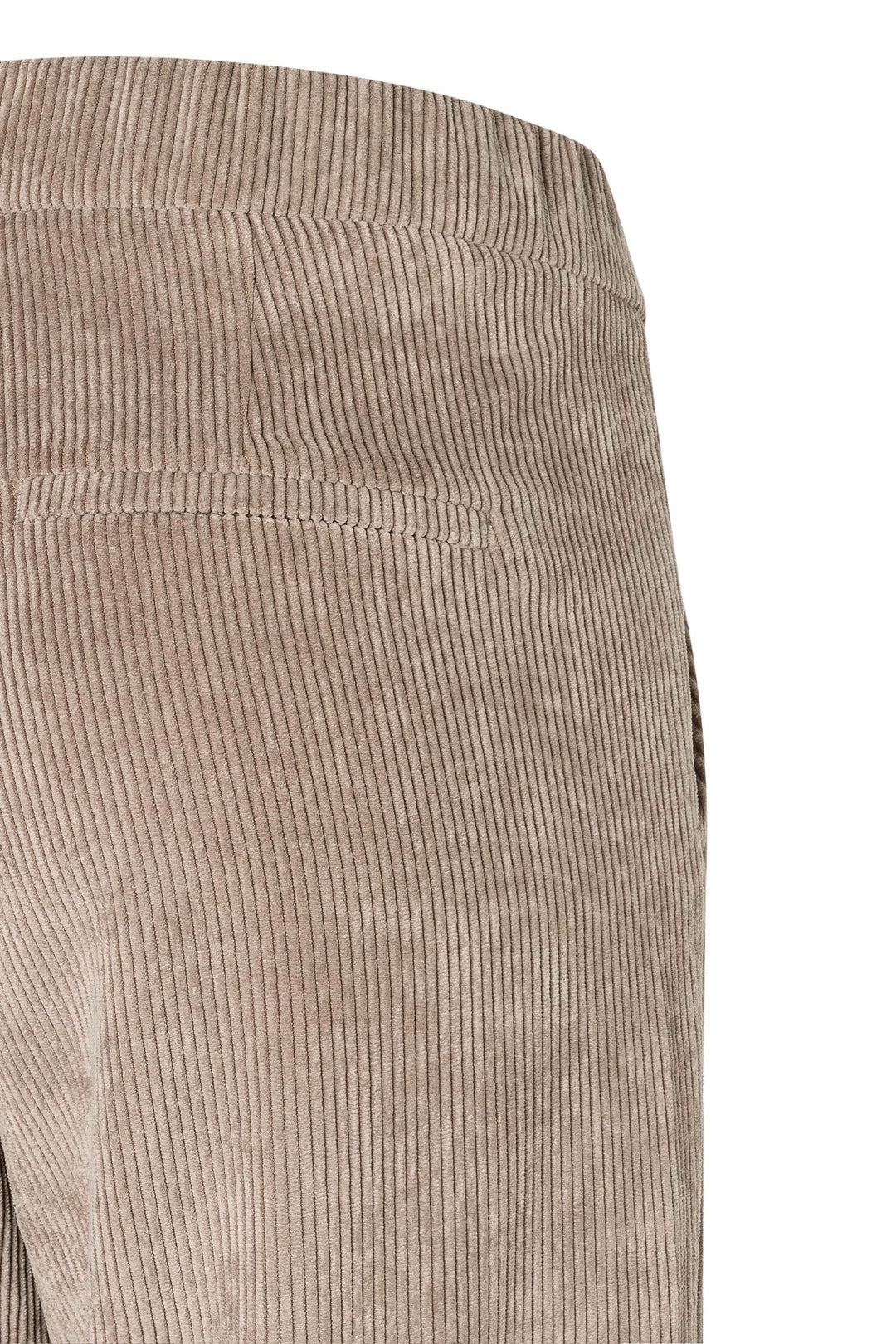 Détail de pantalons en velours côtelé beige, mettant en avant la texture et la taille élastique sans fermeture.