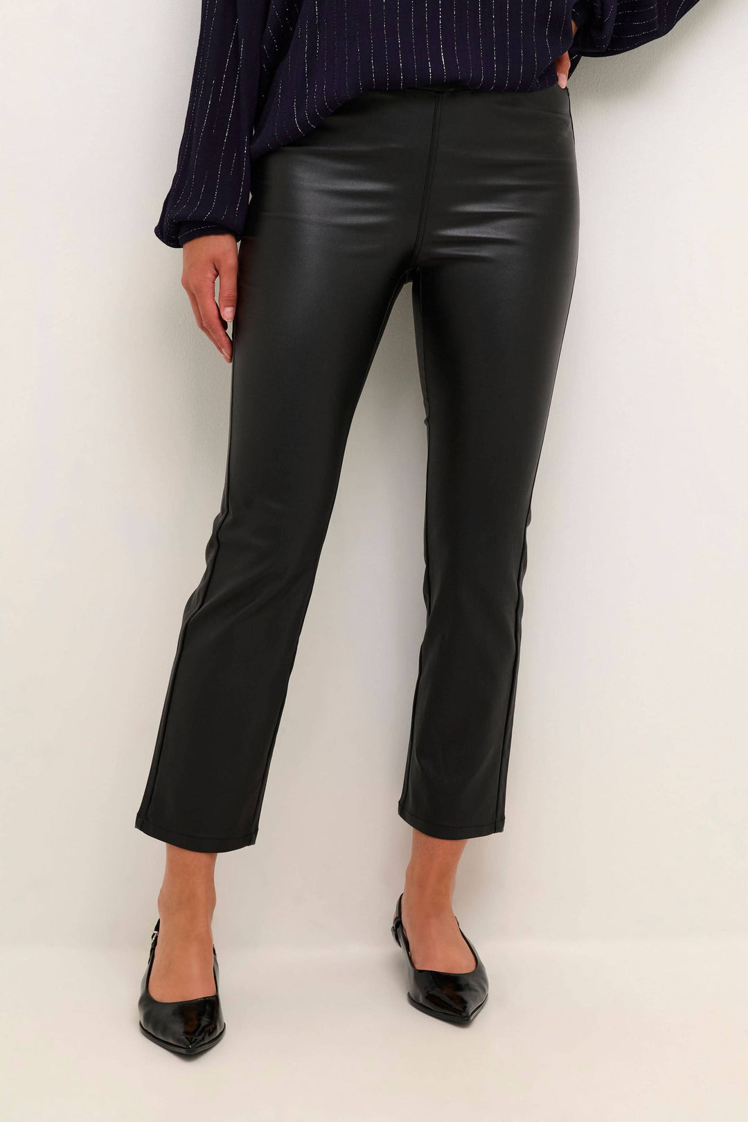 Pantalon noir en simili cuir ajusté, chic avec fini brillant, pour un look moderne et élégant.