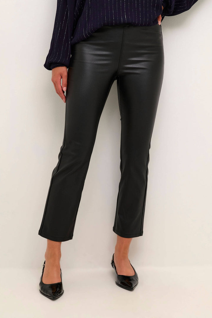 Pantalon noir en simili cuir ajusté, chic avec fini brillant, pour un look moderne et élégant.