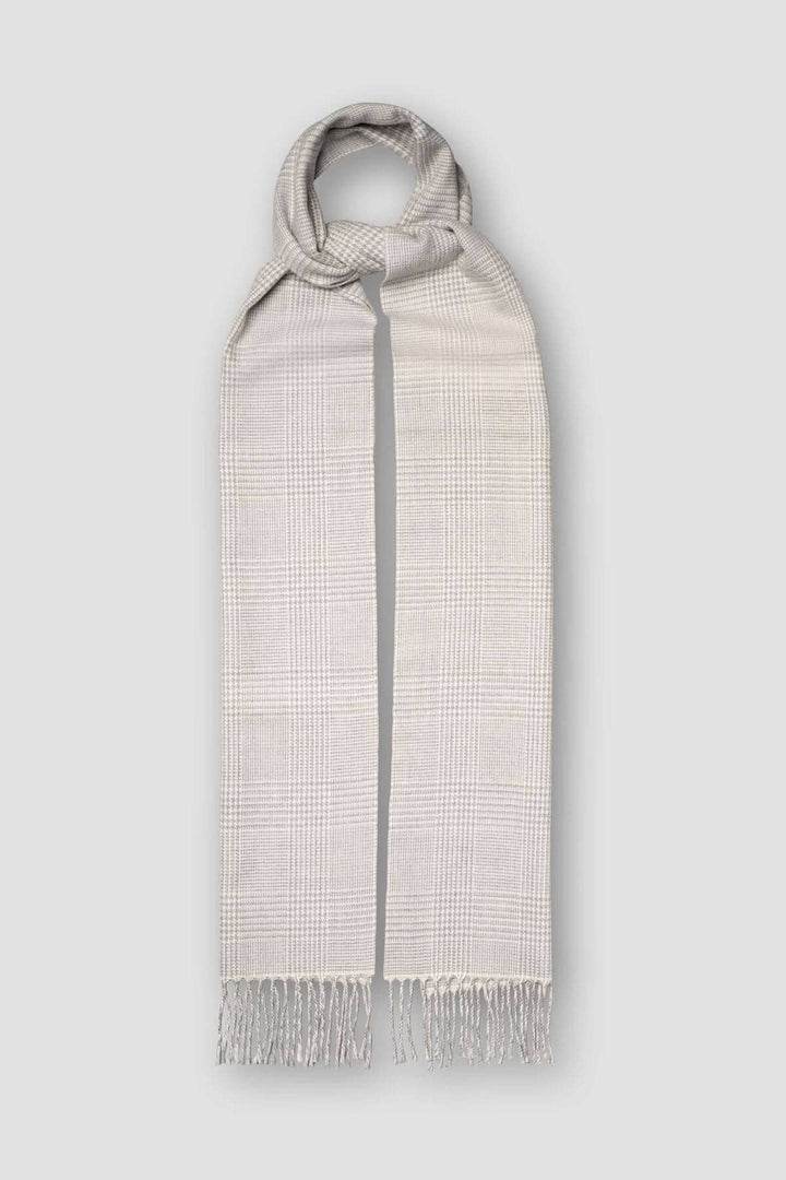 Foulard en laine Prince de Galles à carreaux gris clair et blanc, avec franges élégantes.
