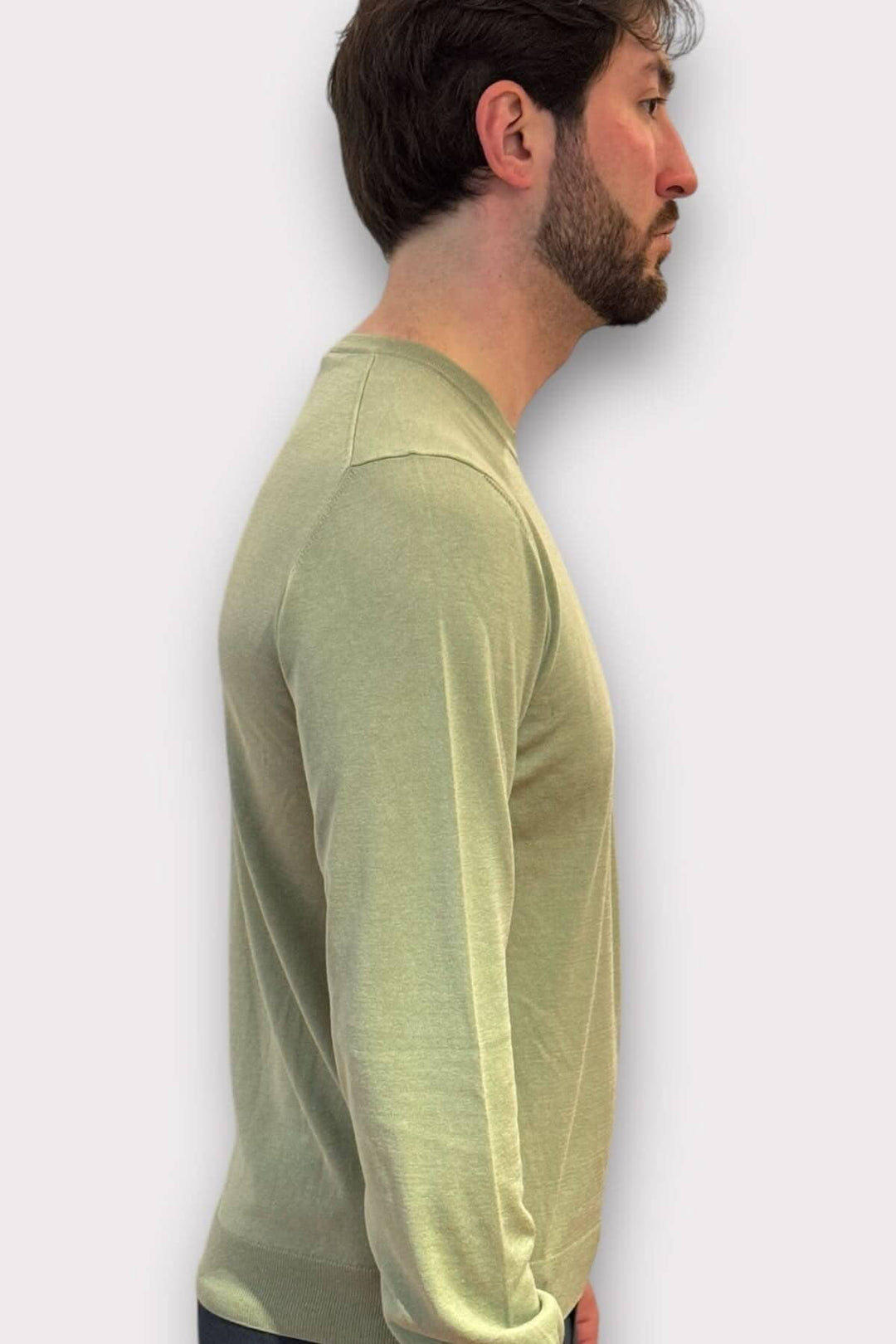 Chandail en coton et soie, couleur vert mousse, vu de profil, offrant confort et élégance.