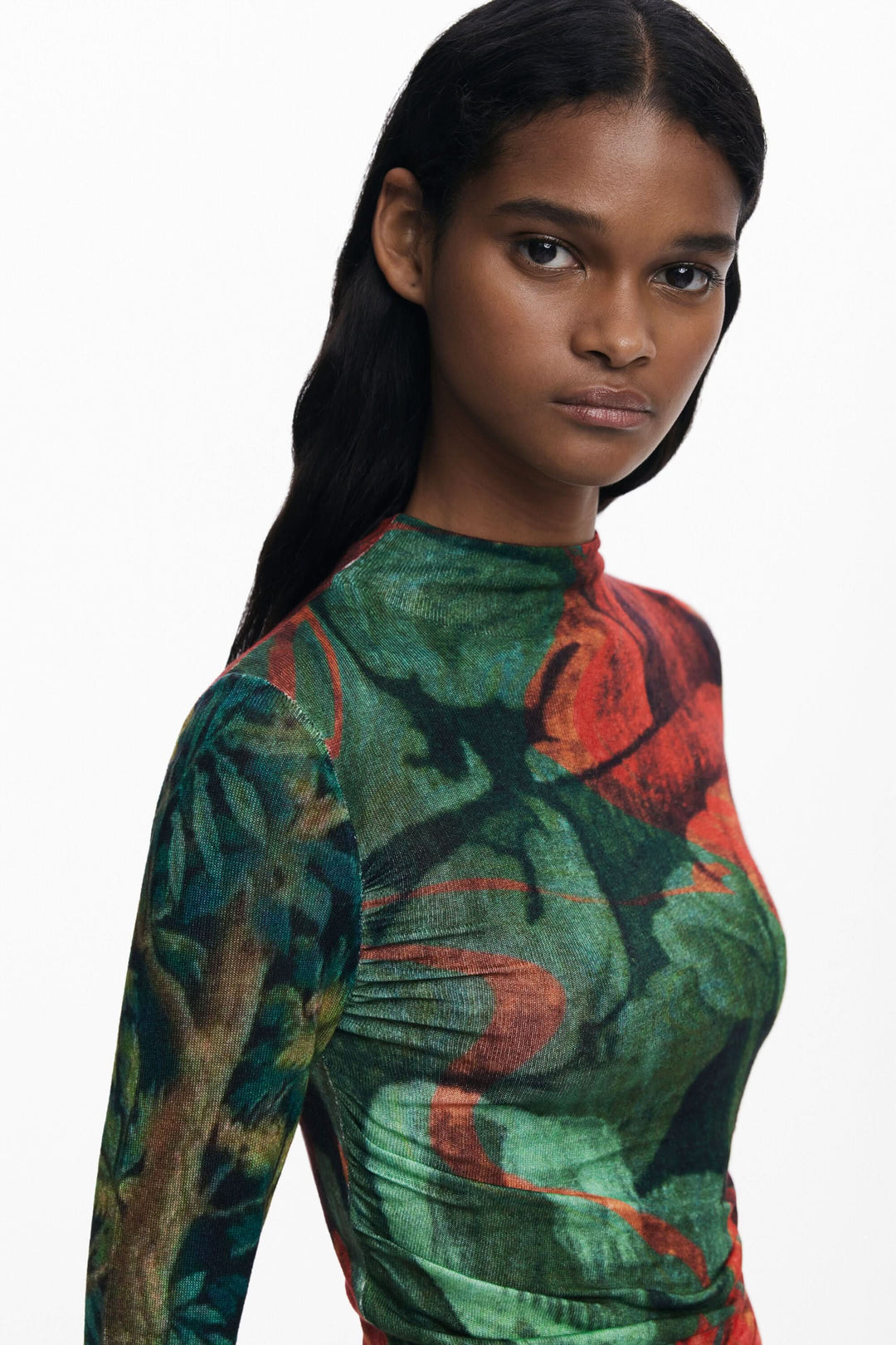 Chandail ajusté à col montant avec imprimé floral automnal, mettant en valeur la silhouette et ajoutant une touche contemporaine.