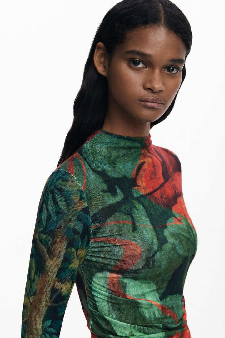 Chandail ajusté à col montant avec imprimé floral automnal, mettant en valeur la silhouette et ajoutant une touche contemporaine.