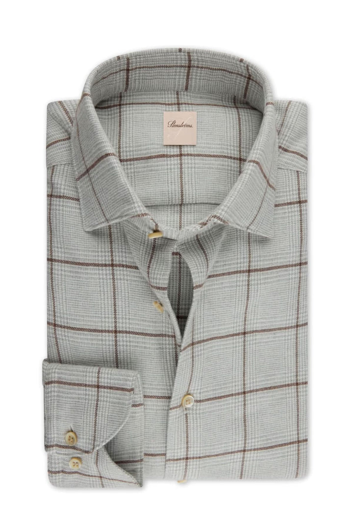 Chemise en flanelle grise à carreaux avec col cutaway modéré, boutons en nacre, élégante et confortable.