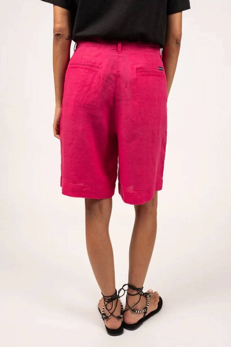 Short Cécile en lin rose vif, coupe droite, vue arrière, parfait pour un look estival chic.