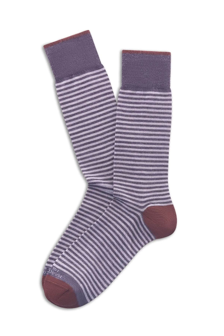 Bas à fines rayures horizontales en mailles douces, rose et violet, parfaits pour un style élégant et confortable.