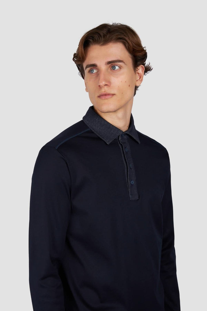 Polo manches longues en coton bleu marine avec col contrastant en tissu, style urbain élégant pour homme.