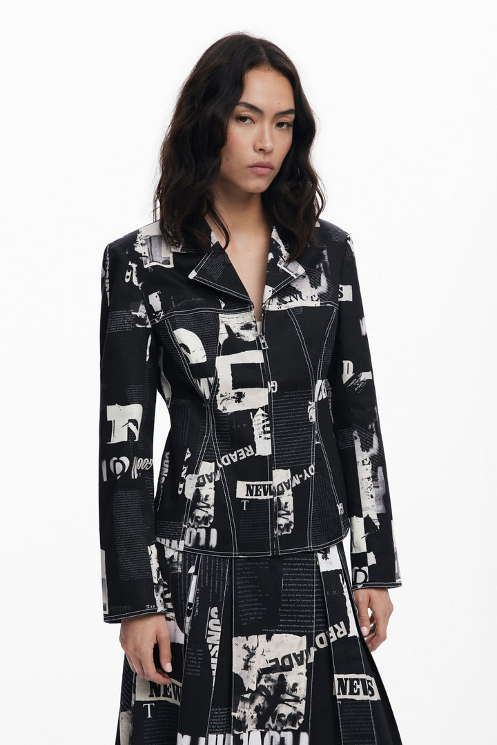 Veste style motard avec imprimé typographique en noir et blanc, coupe structurée pour un look audacieux.