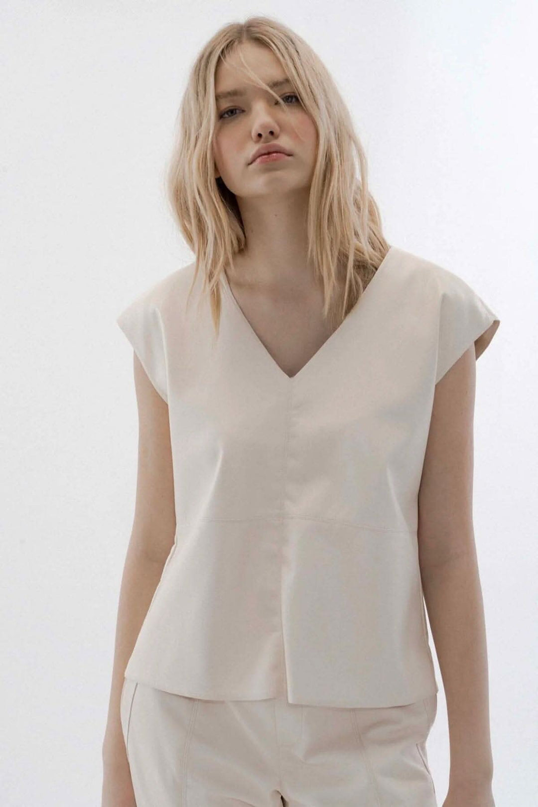 Haut chic à manches courtes et col en V, parfait pour bureau ou événements, couleur crème.