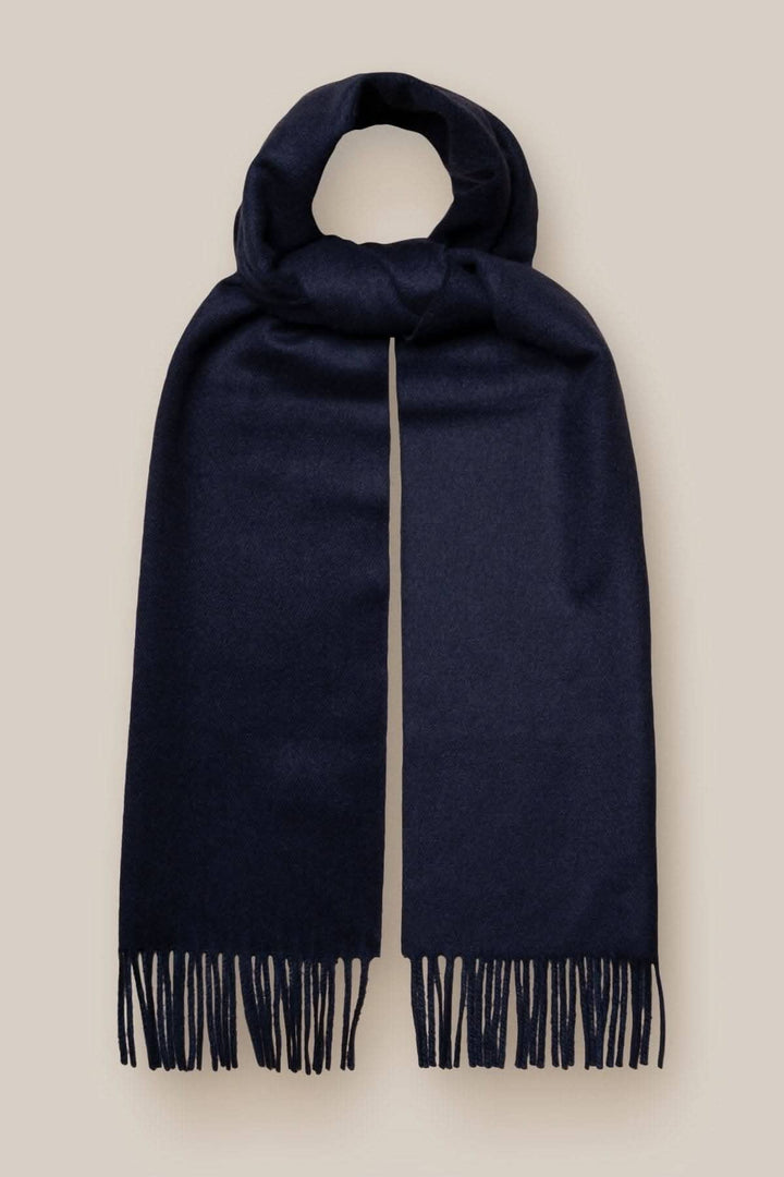 Écharpe en cachemire ultra-douce de couleur navy, avec franges, parfaite pour les températures froides.