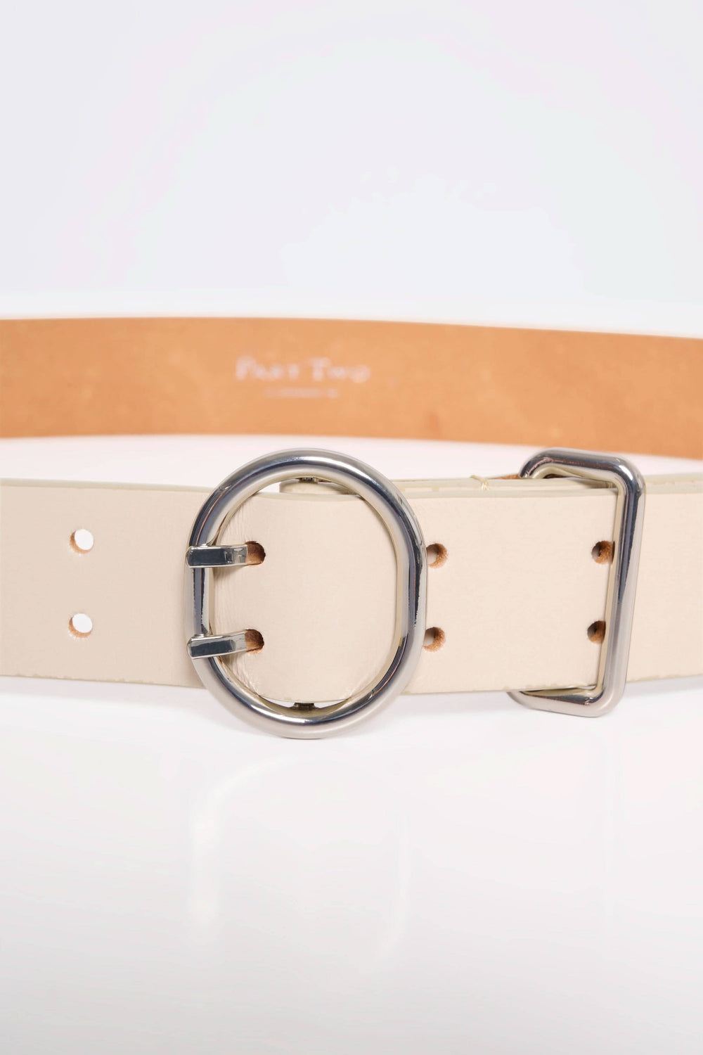 Ceinture en cuir Emira beige avec boucle en métal pour un ajustement personnalisé et moderne.
