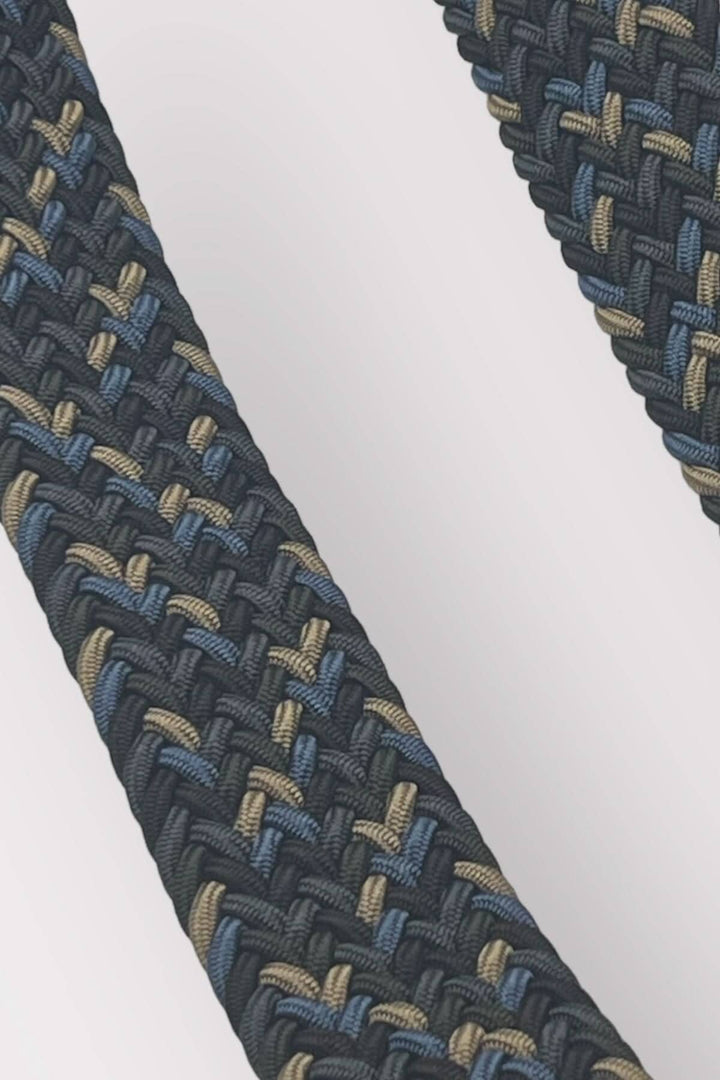 Ceinture tressée en tissu extensible avec des nuances de bleu et beige, idéale pour un look décontracté.