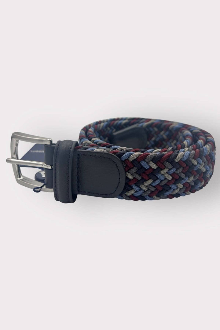 Ceinture tressée en tissu extensible avec boucle incurvée, détails en cuir, élégante et durable.