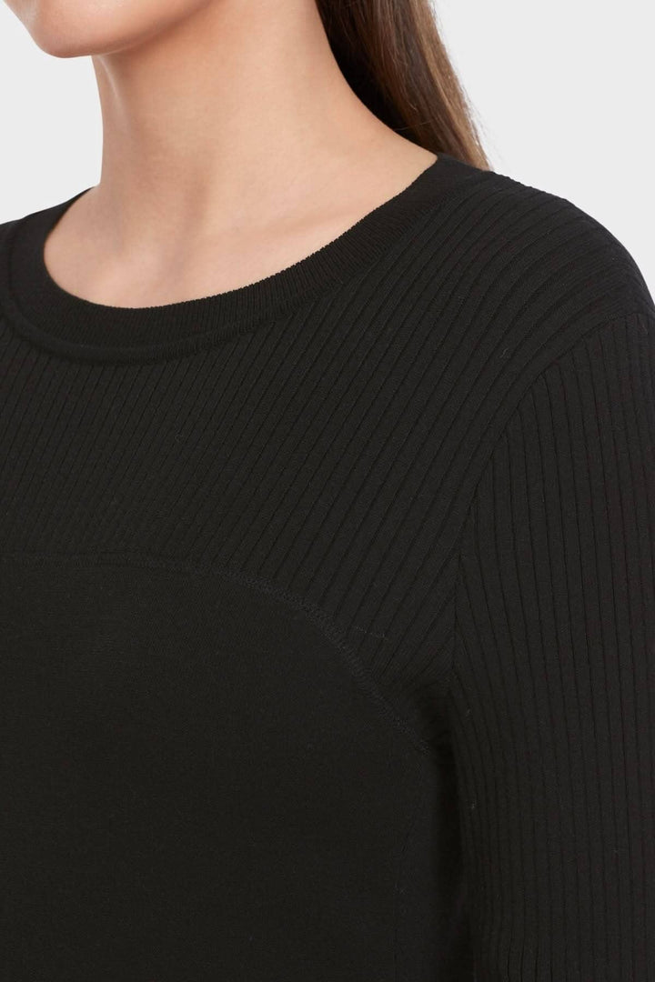 Détail de la robe sportive 'Rethink Together' avec encolure ronde et empiècements en maille côtelée.