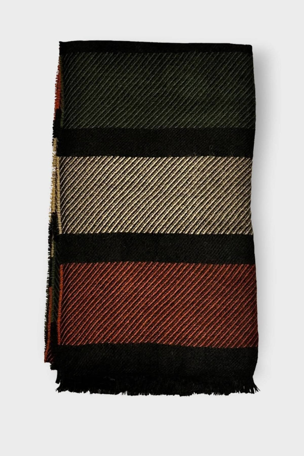 Foulard multicolore en laine et alpaca, motifs en diagonale sur fond noir et couleurs vives.