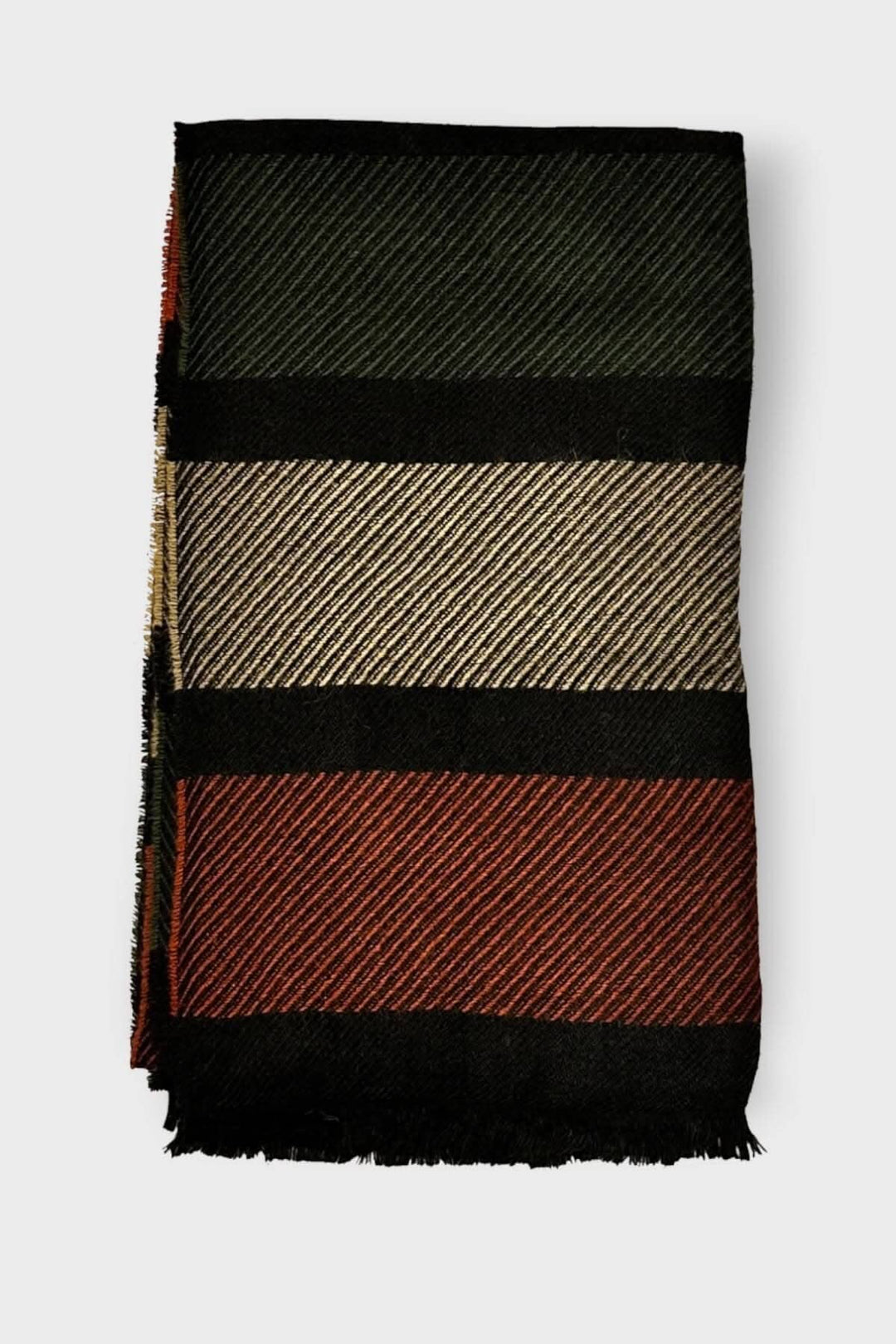 Foulard multicolore en laine et alpaca, motifs en diagonale sur fond noir et couleurs vives.