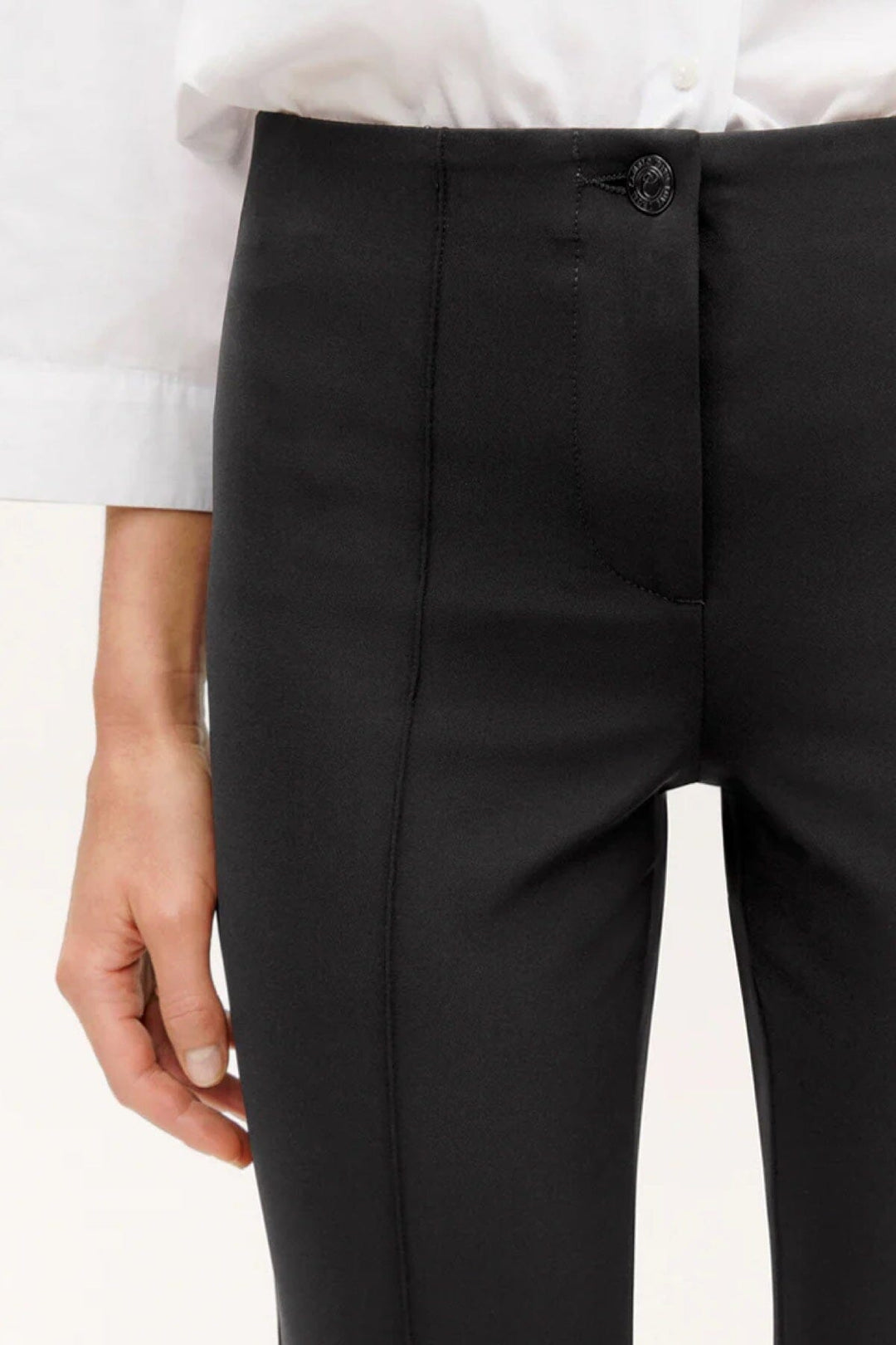 Pantalon slim Ros de Cambio, détail de la taille avec fermeture éclair et bouton, tissu techno